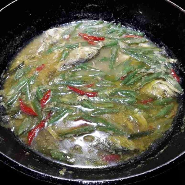 Masak hingga air menyusut, masukkan buncis dan masak sebentar saja.