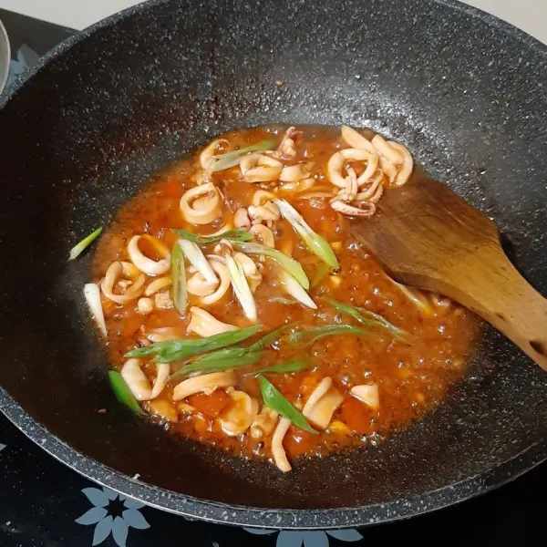 Masukkan daun bawang. aduk rata. Sajikan bersama nasi hangat