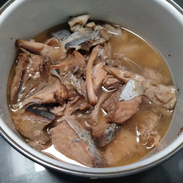 Lumuri tongkol dengan perasan air jeruk nipis dan garam. Kukus terlebih dahulu. Tidak perlu tambahkan air dalam mangkuk kukusan, sebab tongkol akan mengeluarkan banyak air. Setelah matang, pisahkan daging dari tulang. Jangan buang airnya, nanti untuk campuran kuah agar lebih mantap citarasanya.