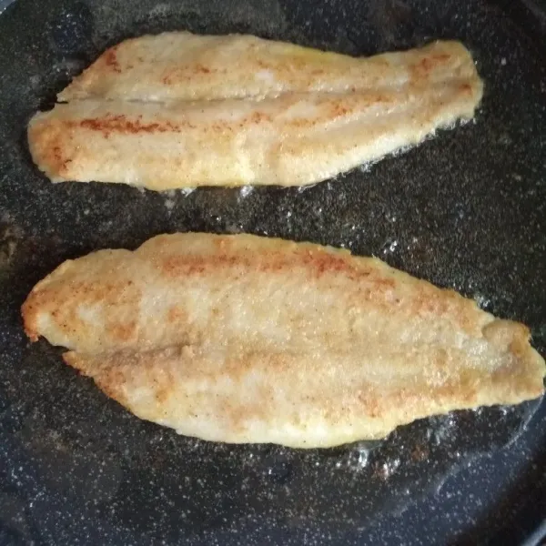 Tambahkan margarin dan beri perasan jeruk nipis. Taburi sedikit gula pasir di permukaan ikan. Goreng hingga kecokelatan. Tiriskan