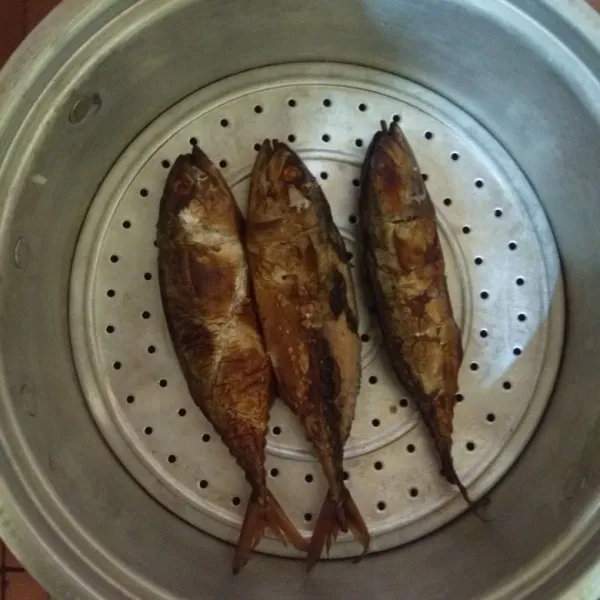 Kukus ikan pindang asap selama 15 menit
