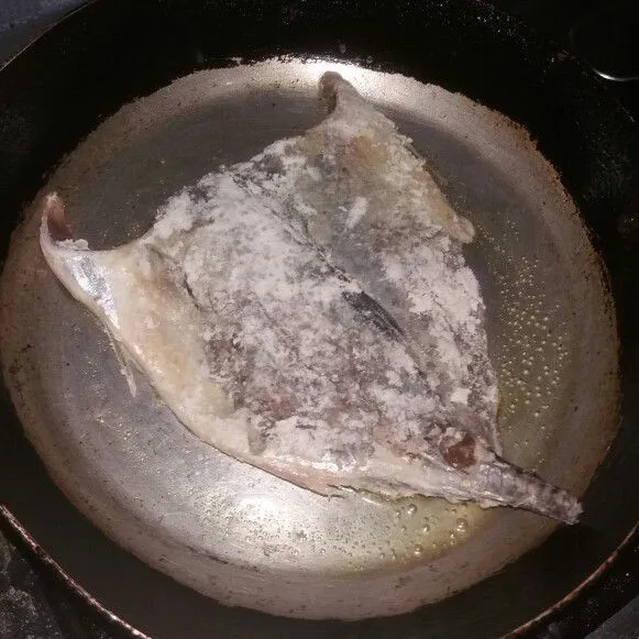 Panaskan minyak di atas teflon, lalu panggang ikan hingga bagian bawahnya kecokelatan