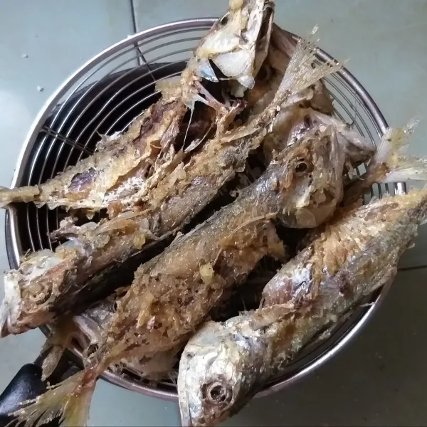 Setelah ikan kembung dibersihkan, panaskan minyak dan goreng ikan kembung hingga matang, sisihkan.