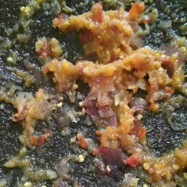 Dalam cobek haluskan bawang merah, bawang putih, cabe rawit merah, merica dan garam