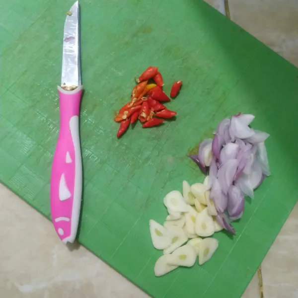 Iris bawang merah, bawang putih, dan cabai rawit