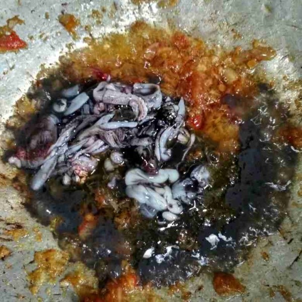 Masukkan potongan kepala cumi beserta tinta cumi, masak hingga mengental. Gunakan api kecil