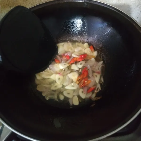 Panaskan sedikit minyak goreng. Tumis bawang merah dan bawang putih sampai harum. Masukkan cabai rawit, tumis lagi sampai harum