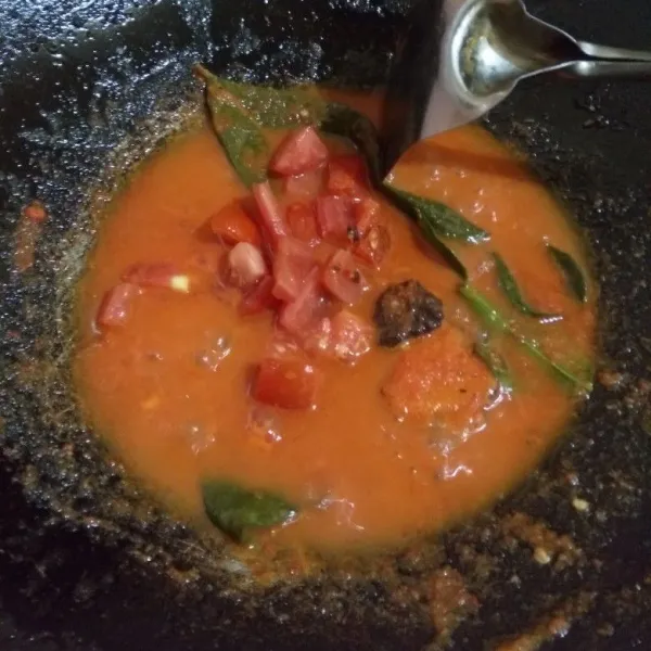 Masukkan terasi matang dan potongan tomat. Aduk hingga rata.