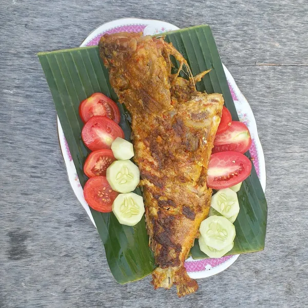 Sajikan ikan bakar bumbu padang dengan lalapan