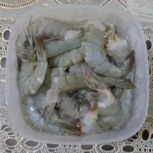 Cuci bersih udang. Buang kepala dan kulitnya, lalu blender