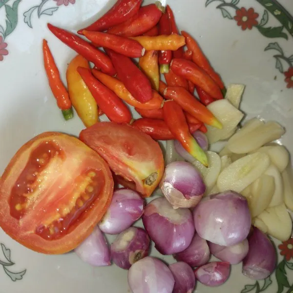 Kupas dan bersihkan bawang merah, bawang putih, tomat, dan cabe yang sudah dibersihkan