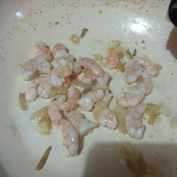 Masukkan udang, tumis hingga berubah warna