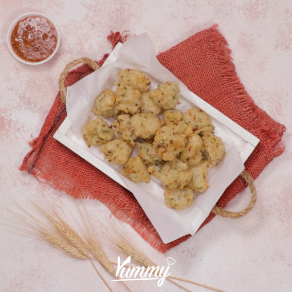 Cireng Nasi Ebi Sambal Kacang ala Friska Resmi Sunarto siap untuk disajikan dengan bahan pelengkap.