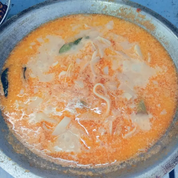 Masukkan santan, aduk rata. Masak sampai santan mendidih dan kuah menyusut sambil diaduk. Icip rasa. Angkat dan sajikan.