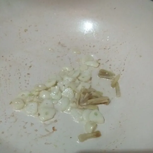 Tumis bawang putih hingga harum, masukkan irisan jahe. Tumis sebentar