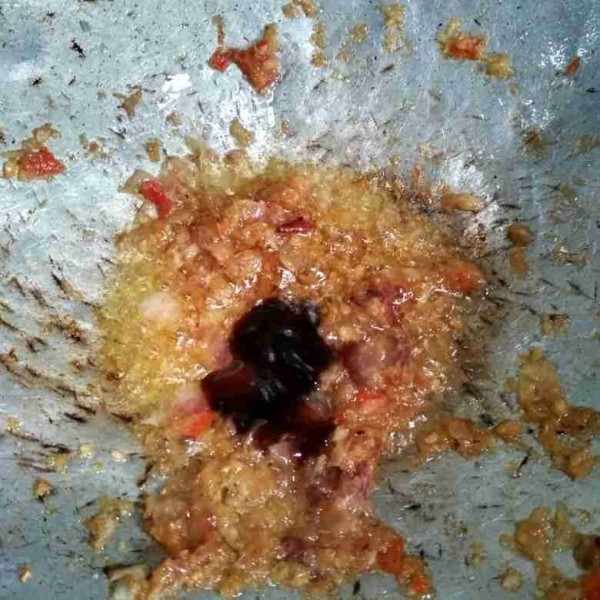Tumis bumbu halus hingga harum, tambahkan saos tiram. Aduk hingga rata