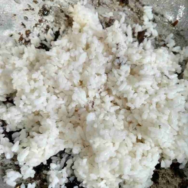 Tambahkan nasi, aduk hingga tercampur rata dengan bumbu dan tinta cumi. Tambahkan kecap manis, aduk rata. Koreksi rasa, setelah matang matikan api