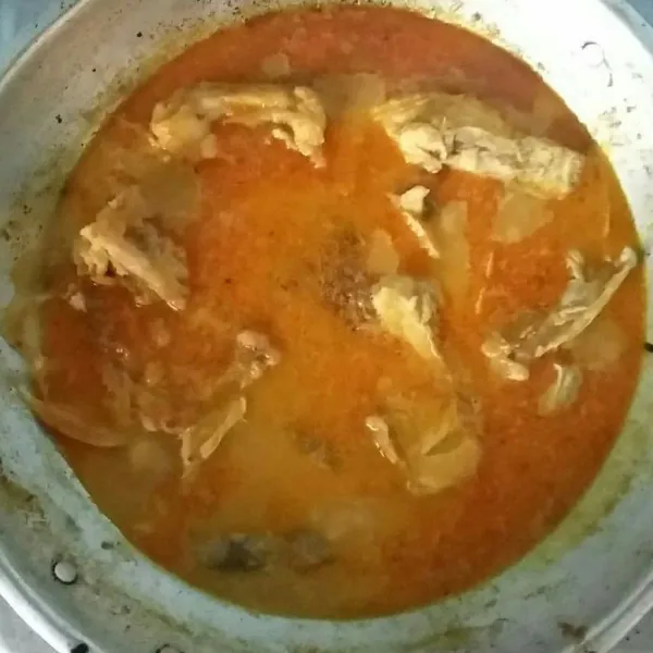 Masak lagi hingga mendidih sambil diaduk rata. Jika sudah, matikan kompor