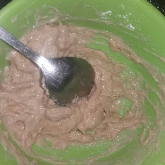 Aduk merata hingga membentuk adonan