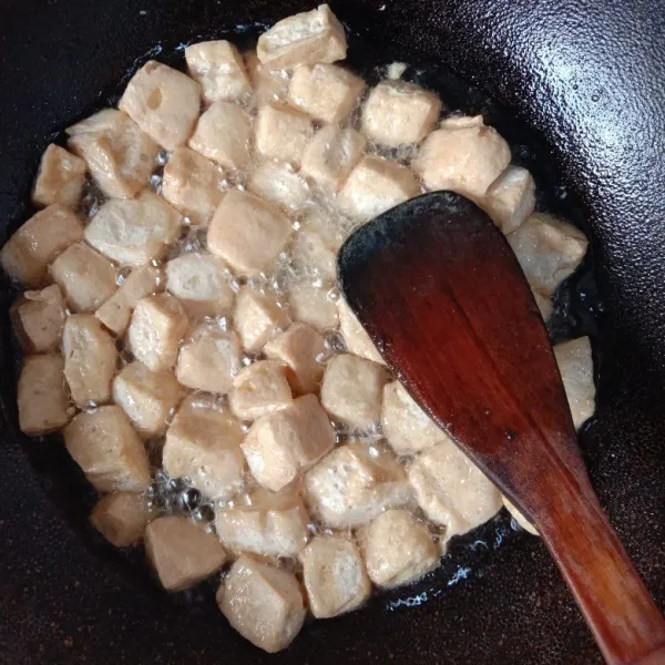 goreng tahu sampai matang. angkat lalu tiriskan.