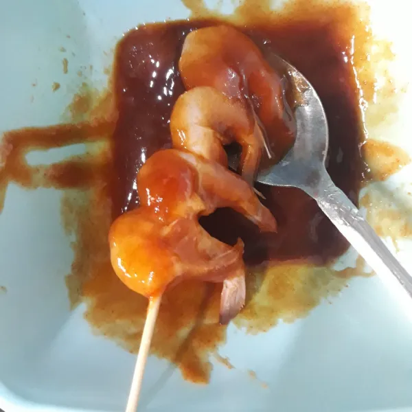 Oles merata pake kuas ke udang bolak balik, sisakan bumbu untuk dioleskan saat dibakar udangnya nanti.