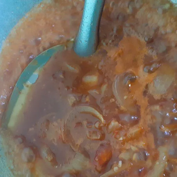 tumis bawang bombay dan bumbu halus kemudian beri air secukupnya. Masukan perasan jeruk nipis,kecap manis,saos tomat dan saos tiram