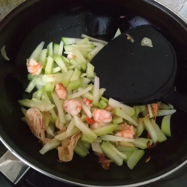 Masukkan labu siam, aduk rata