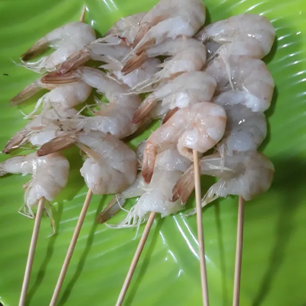 Siapkan tusuk sate, masukkan 4 ekor udang.