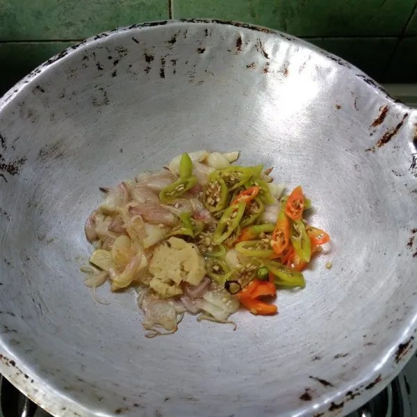 Tumis bumbu yang telah dirajang hingga harum dan layu