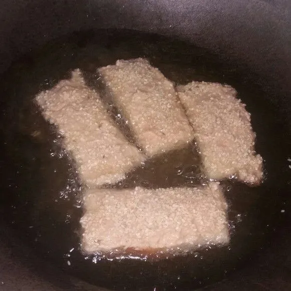 Lalu goreng hingga garing kecoklatan menggunakan api sedang