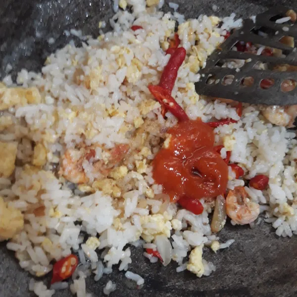 Tambahkan kecap,saus sambal,garam,dan kaldu bubuk aduk-aduk sampai tercampur rata masak hingga matang angkat dan siap di sajikan