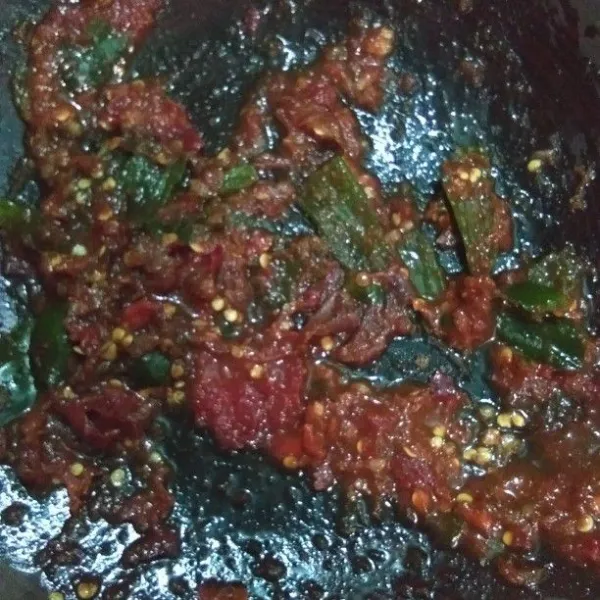 Haluskan bahan sambal kecuali apel dan tomat.