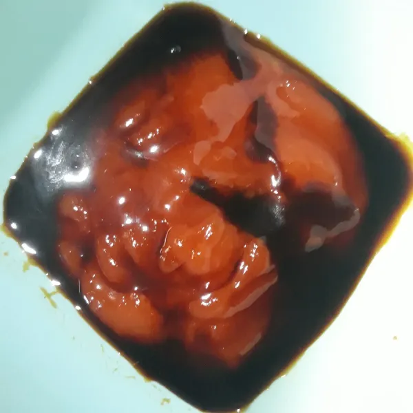 Aduk rata menjadi 1, saus tomat, saus sambal, kecap manis, madu, dan garam.