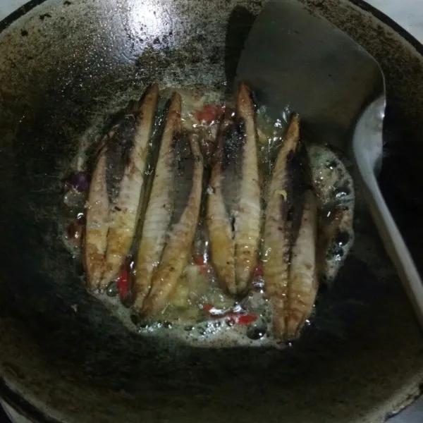 Masukkan ikan tongkolnya, aduk rata