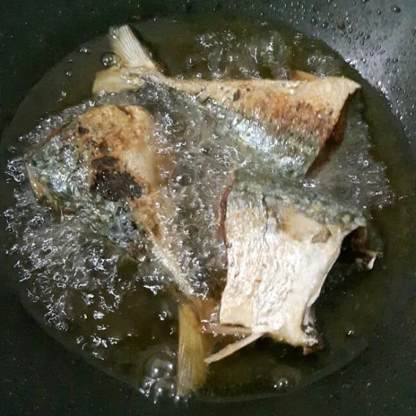 Goreng ikan yang sudah dimarinasi sampai matang dan agak kering. Angkat, tiriskan
