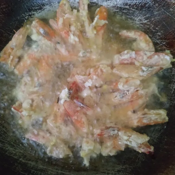 Panaskan minyak goreng. Goreng kulit udang dengan api sedang sampai matang