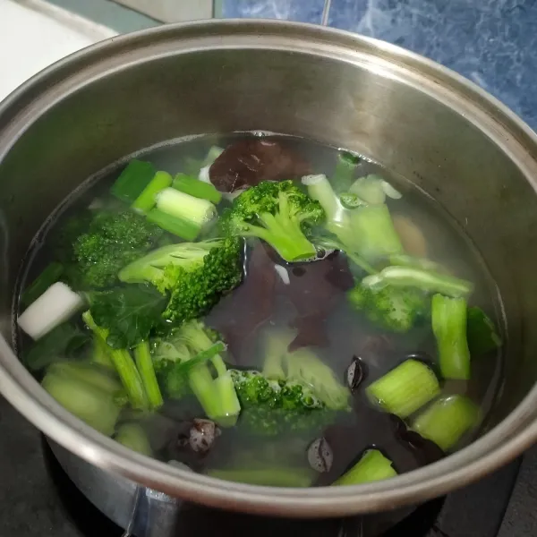 Masukkan rebusan jamur kuping dan brokoli
