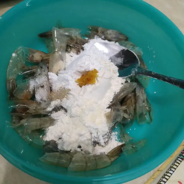 Masukkan terigu, tepung beras, bawang putih halus, garam dan lada