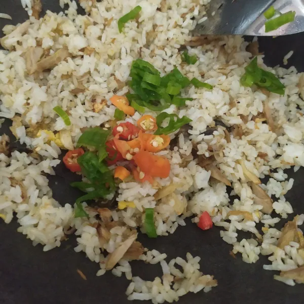 Terakhir masukkan irisan cabai dan daun bawang, aduk rata