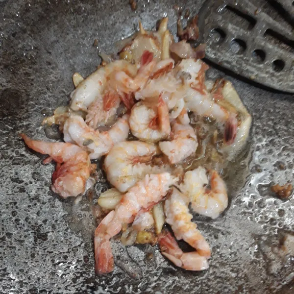 Lalu masukkan udang aduk-aduk sampai udang layu