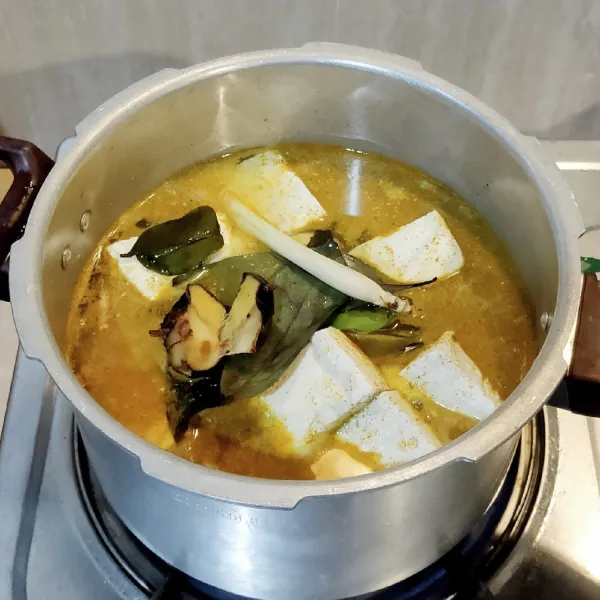 Tambahkan Daun salam, Lengkuas, Serai, dan Daun Jeruk. Masak Hingga air mendidih dan menyusut menyisakan sekitar 500ml air.