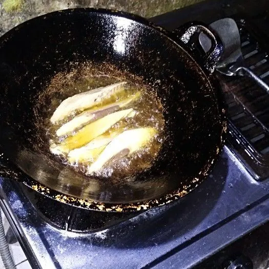 Goreng tongkol sebentar saja, jangan terlalu garing. Angkat dan tiriskan, lalu sisihkan