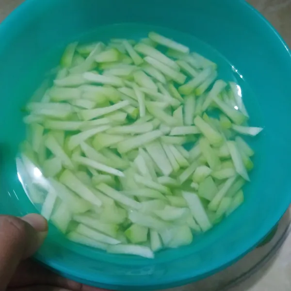 Iris labu siam lalu cuci bersih, tiriskan