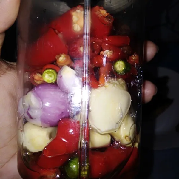 Haluskan bawang merah, bawang putih, cabai besar, cabai kecil, terasi, minyak