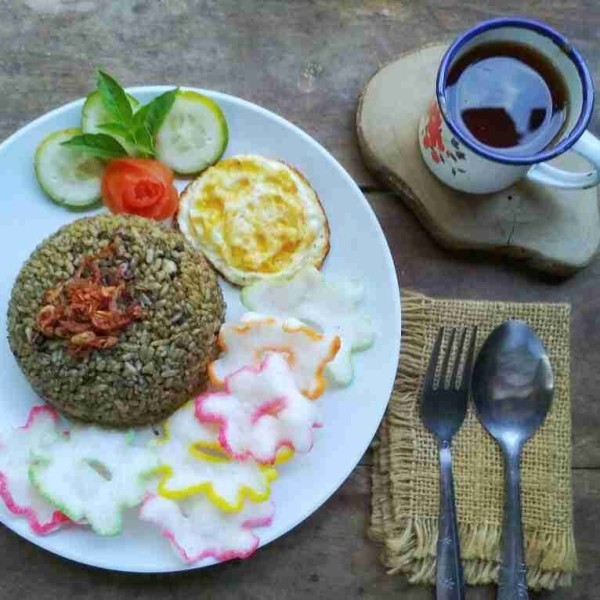 Dalam piring saji, cetak nasi goreng. Taburi dengan bawang merah goreng. Tambahkan telur ceplok, kerupuk dan mentimun sebagai garnish. Sajikan selagi hangat