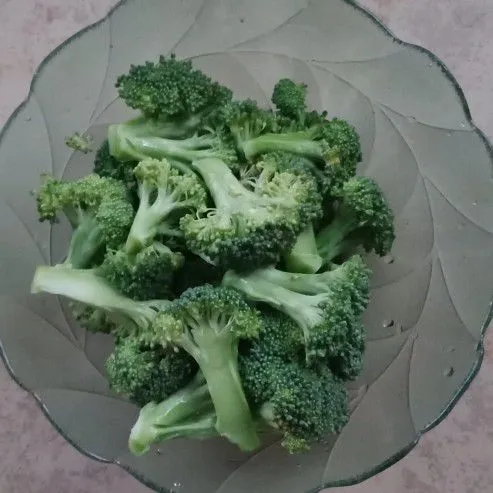 Brokoli dipotong perkuntum, cuci bersih