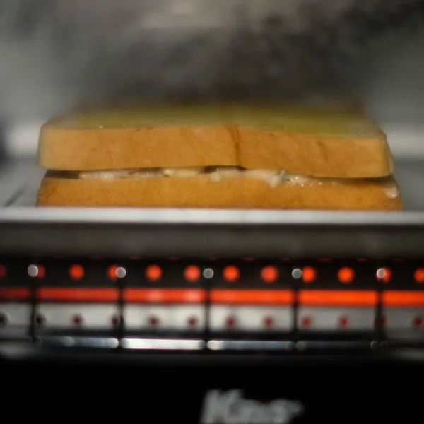 Selain dengam teflon, bisa juga dipanggang menggunakan oven jika ingin roti lebih crunchy
