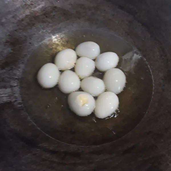 Bersihkan kulit telur lalu goreng hingga kuning keemasan