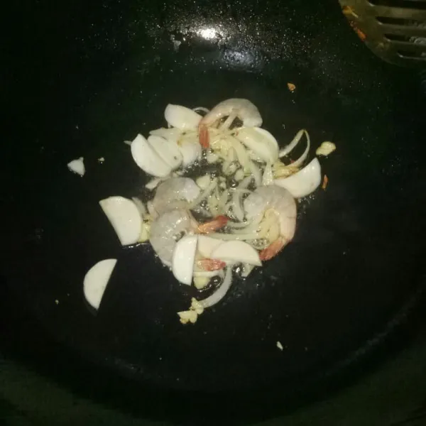 Siapkan pan, panaskan minyak kemudian tumis bawang putih sampai harum lalu masukan bawang bombay, udang dan srimp ball. Aduk sampai udang berubah warna