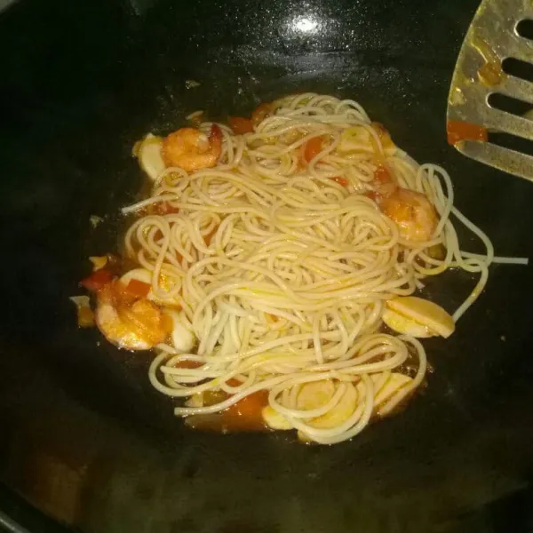 Masukkan spaghetti aduk sampai saus tercampur rata lalu angkat dan sajikan bersama parutan keju